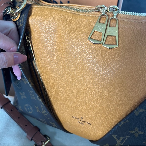 Louis Vuitton V Tote Monogram Canvas and Saffron Leather MM - Picture 5 of 16